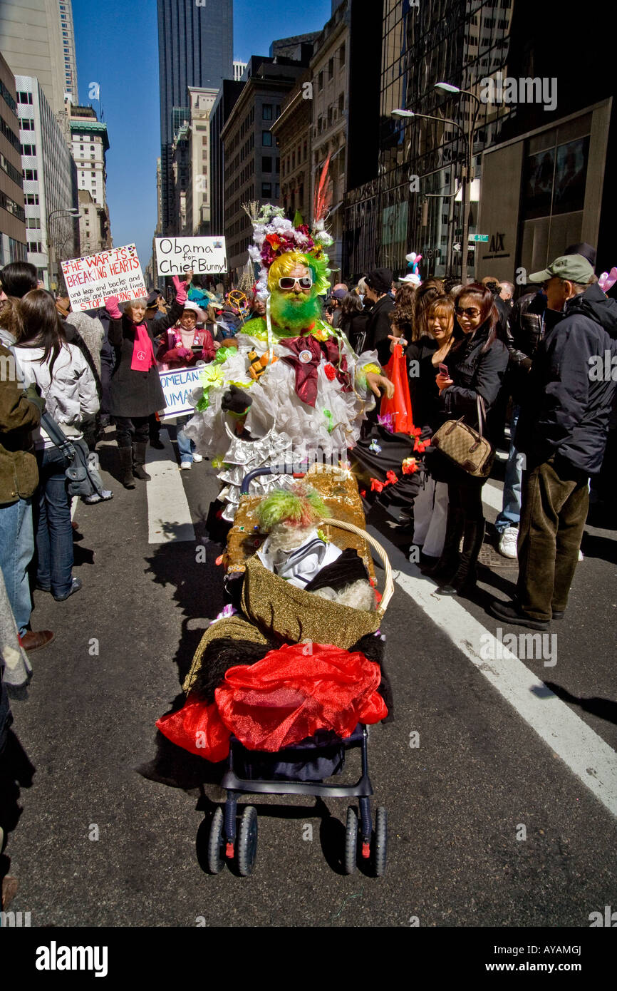 Uno spavento barbuto leader e Barak Obama sostenitori all'Easter Parade in New York City Foto Stock