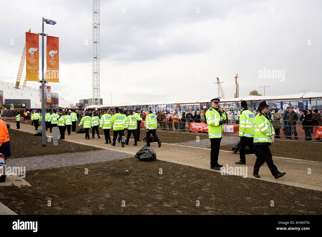 La grande presenza di polizia proteggendo la Pechino torcia olimpica a Londra il 6 aprile 2008 Foto Stock