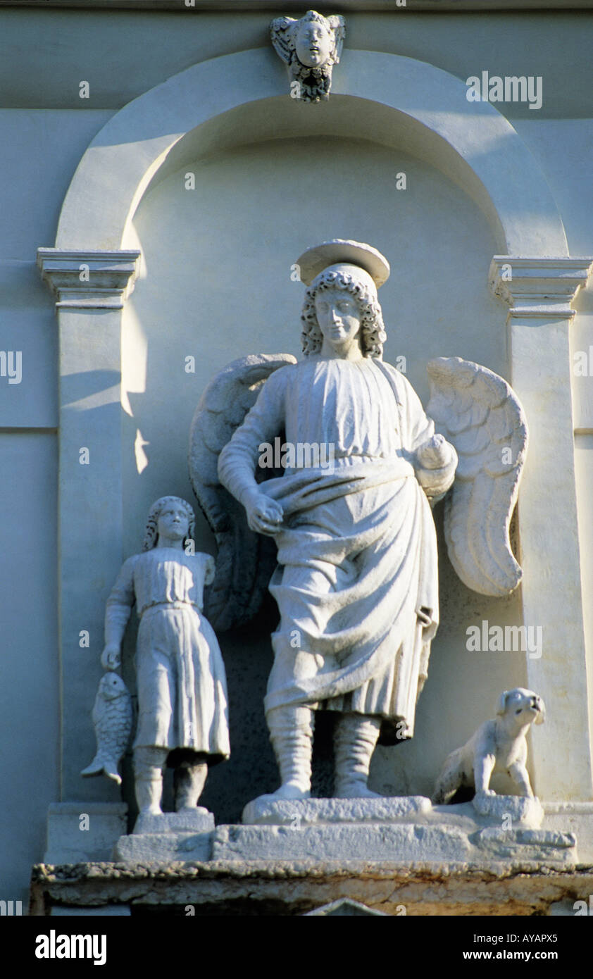 Angelo Raffale statua di Raffaele Arcangelo sulla facciata esterno vicino bianca Foto Stock