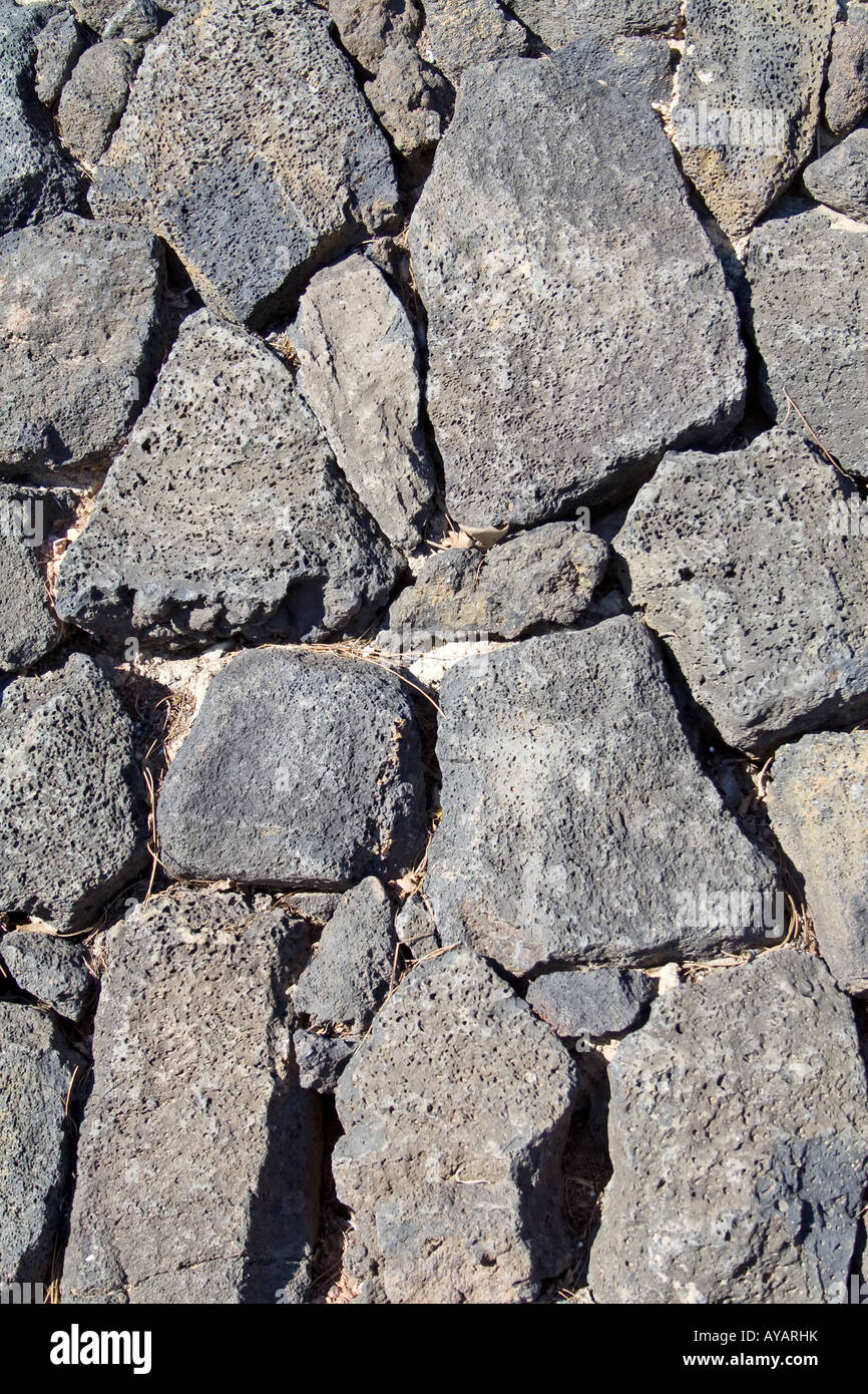 Il basalto (roccia vulcanica) parete realizzata con blocchi di forma irregolare. Foto Stock