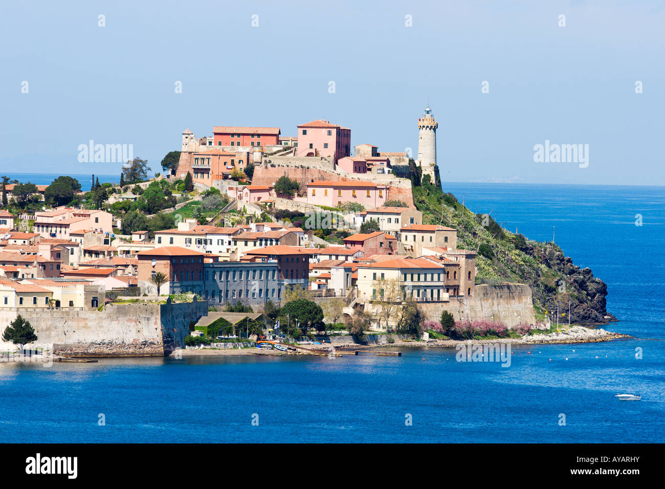 Vista di Portoferraio città vecchia con Forte Falcone e il faro Isola d Elba Livorno ITALIA Foto Stock