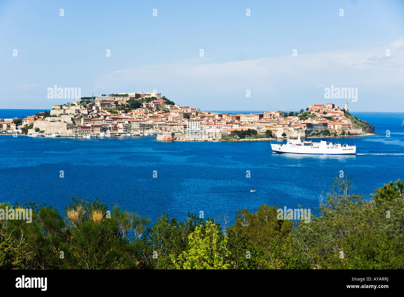 Vista di Portoferraio città vecchia, con il Forte Stella e la Villa di Napoleone, Isola d'Elba, Livorno, Italia. Foto Stock