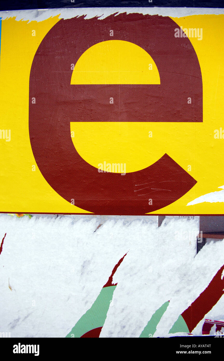Lettera e giallo bruno strappata billboard dettaglio farmaco ecstacy rave cultura estasi psicoattive xtc illegale allucinogeni Foto Stock