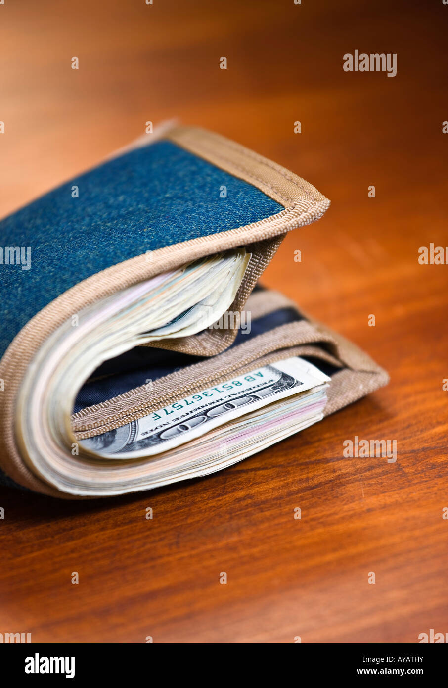 Portafogli pieno di denaro Foto Stock
