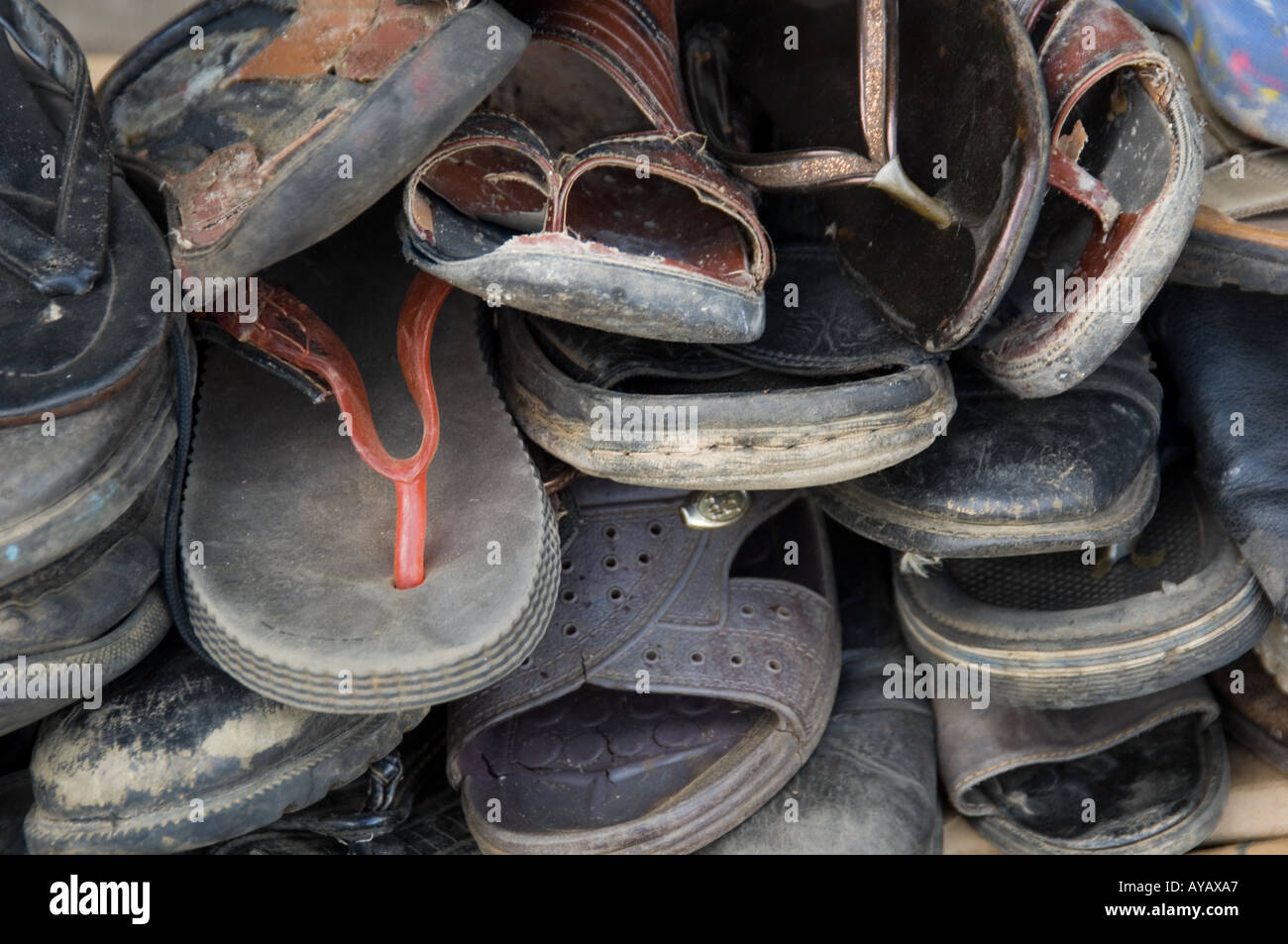 Strani flip-flop e scarpe in vendita sul lato della strada a Nuwara Eliya, vicino Kandy in Sri Lanka. Foto Stock