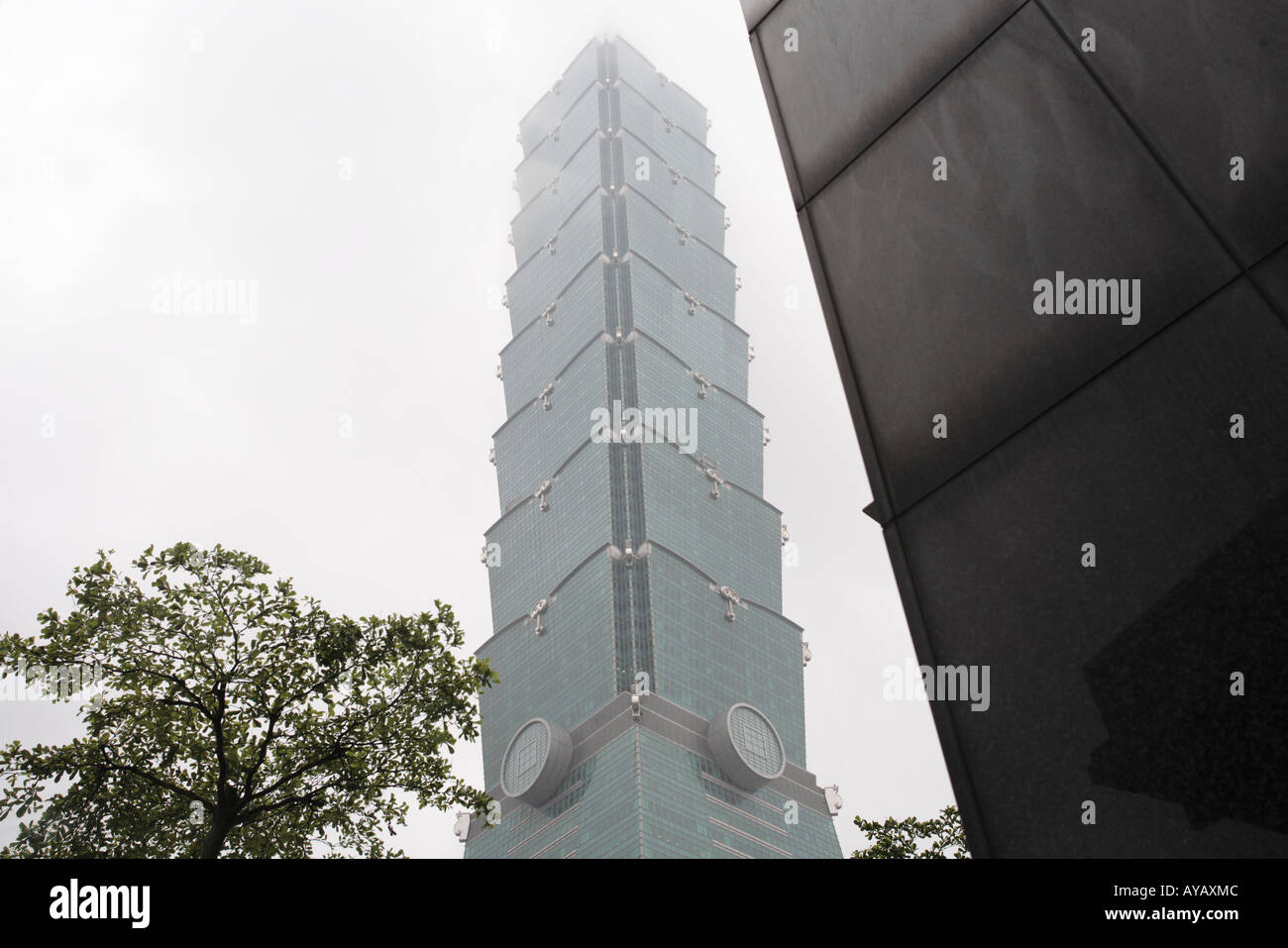 Taipei Taiwan vista esterna di Taipei 101 edificio dal 2003 l'edificio più alto del mondo a 509 metri o 1671 piedi Foto Stock
