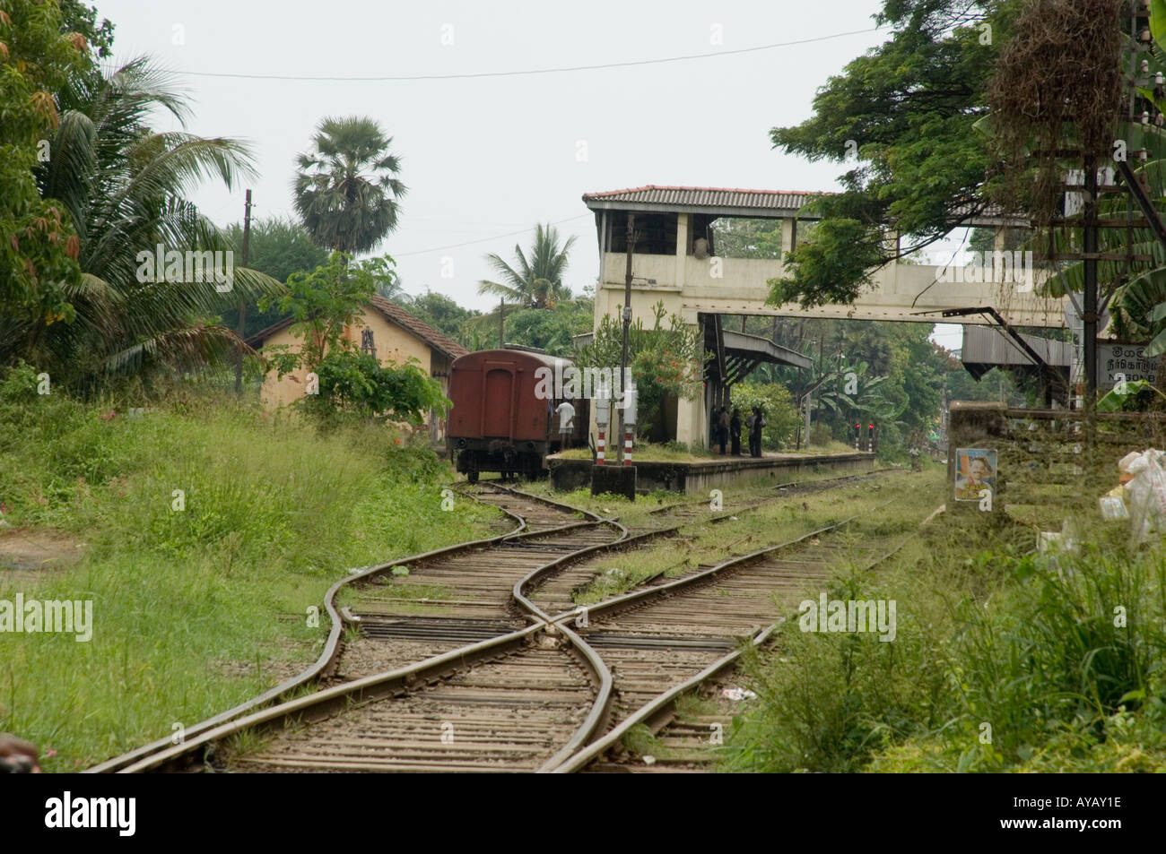 La stazione ferroviaria e la linea a Negombo, nei pressi di Colombo, Sri Lanka. Foto Stock