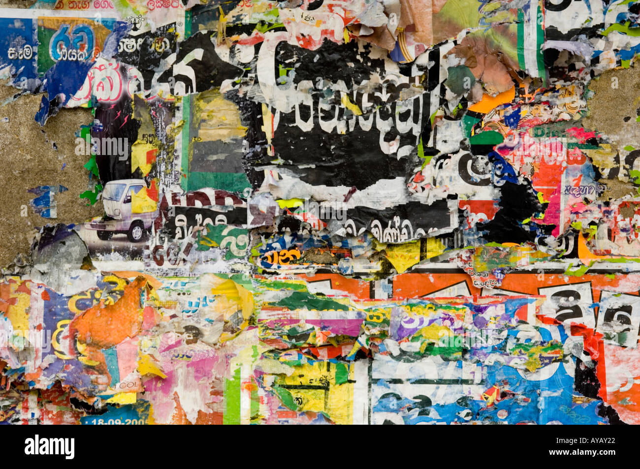 Strappato poster su una palizzata in Negombo, nei pressi di Colombo, Sri Lanka. Foto Stock
