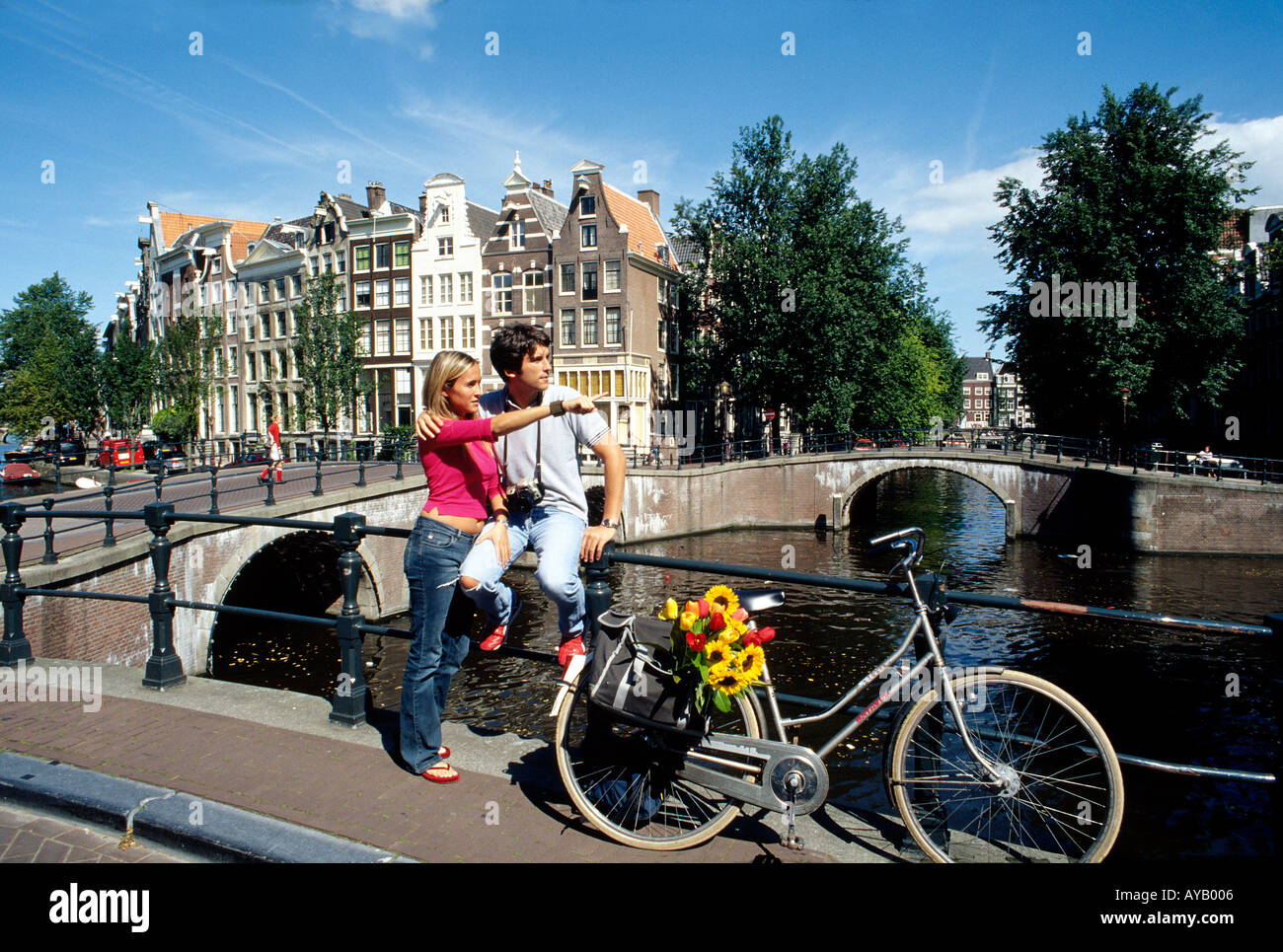 Una giovane coppia in vacanza in Amsterdam Foto Stock