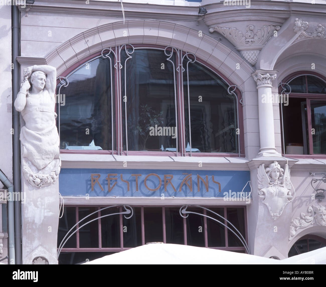 Art Nouveau frontage, ristorante all'aperto, Doma Laukums, Città Vecchia, Riga, Repubblica di Lettonia Foto Stock