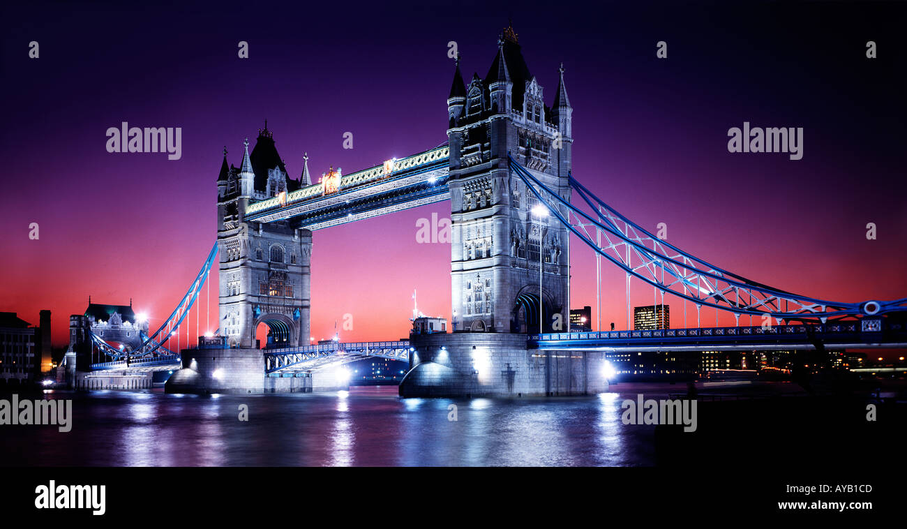 Il Tower Bridge di Londra di notte. Foto Stock