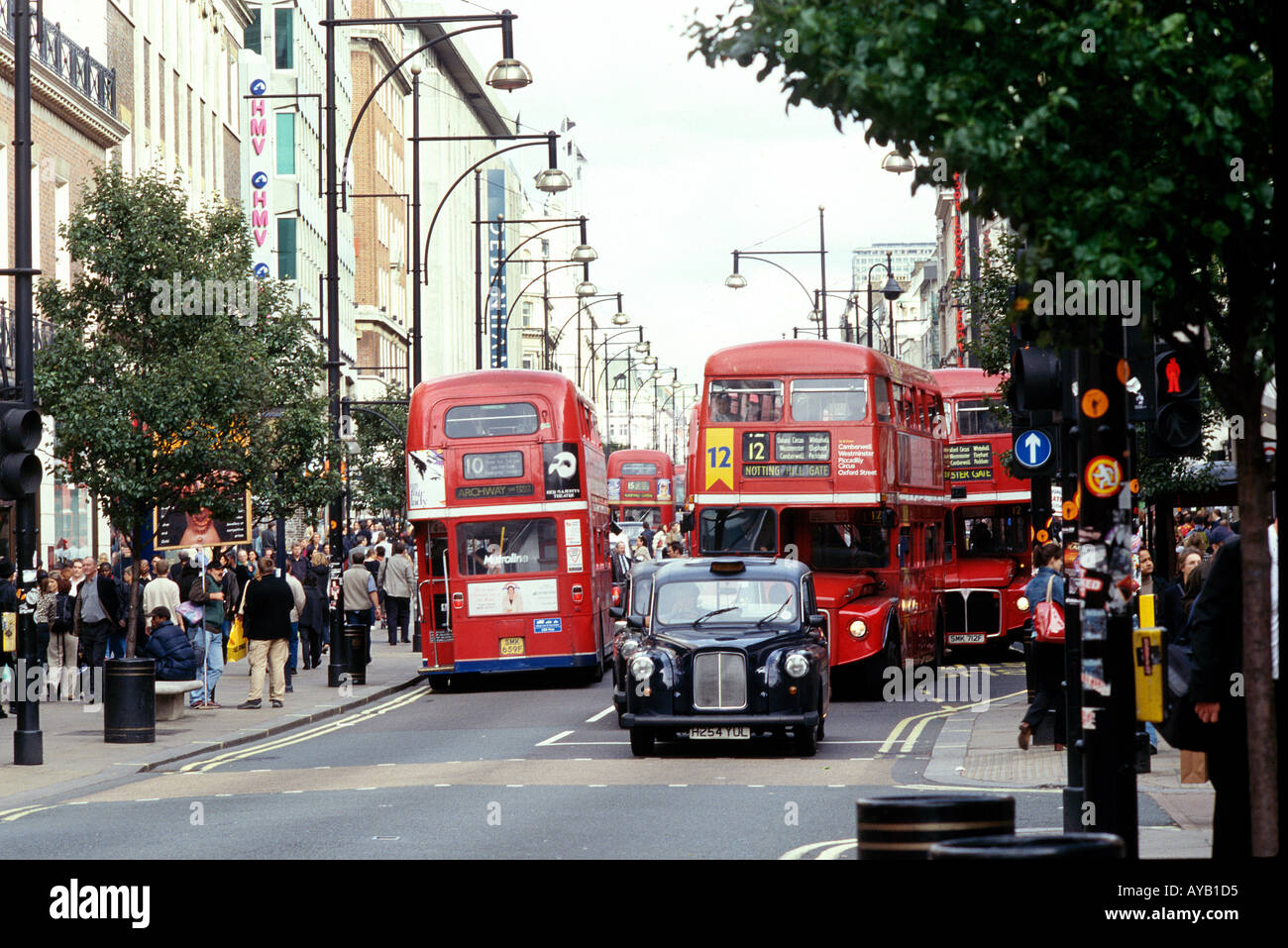 Occupato Oxford Street a Londra con gli autobus e i taxi. Foto Stock