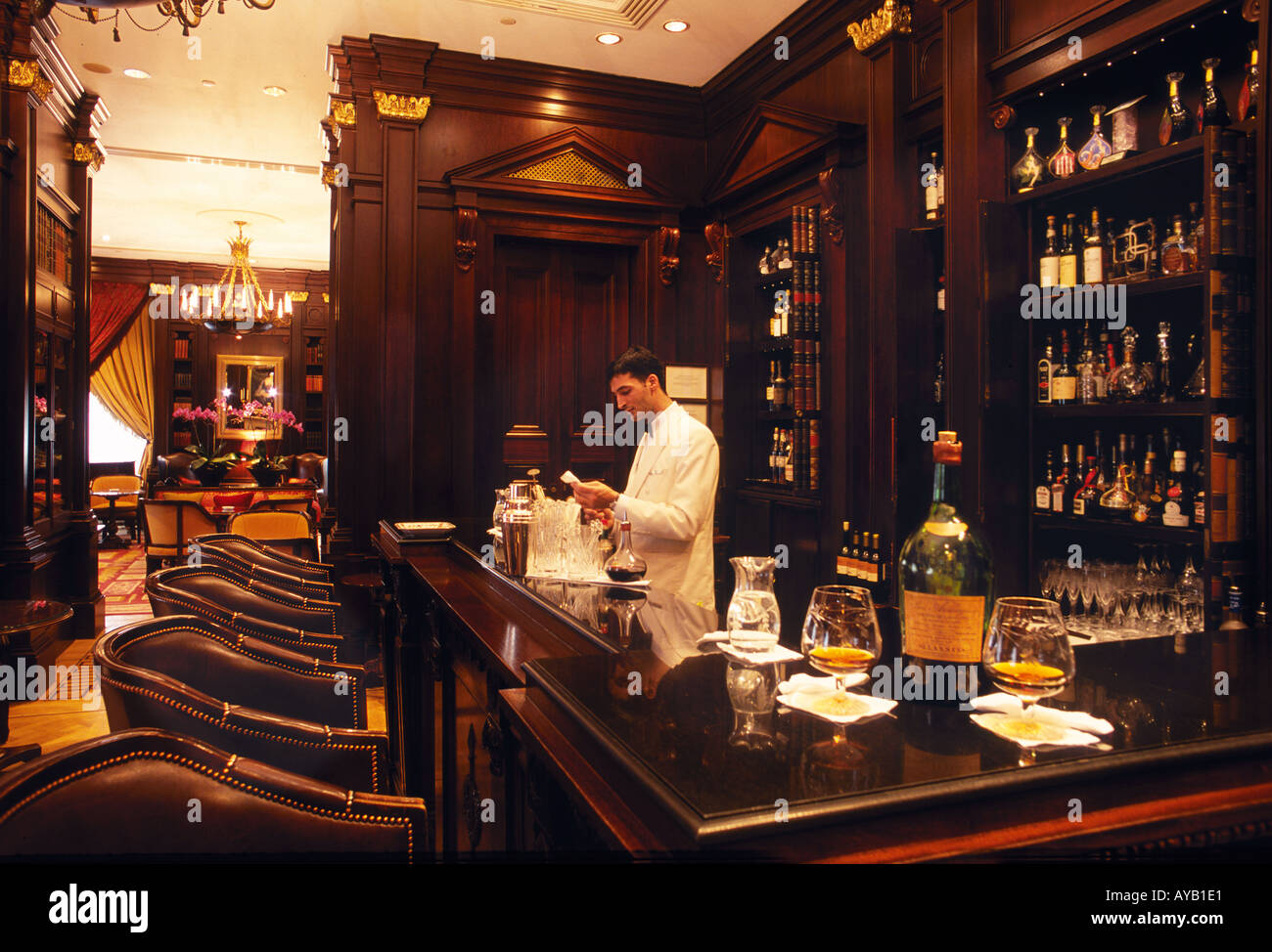 La sala biblioteca Bar a The Lanesborough hotel Hyde Park Corner Londra famosa per la sua vasta gamma di cognac Foto Stock
