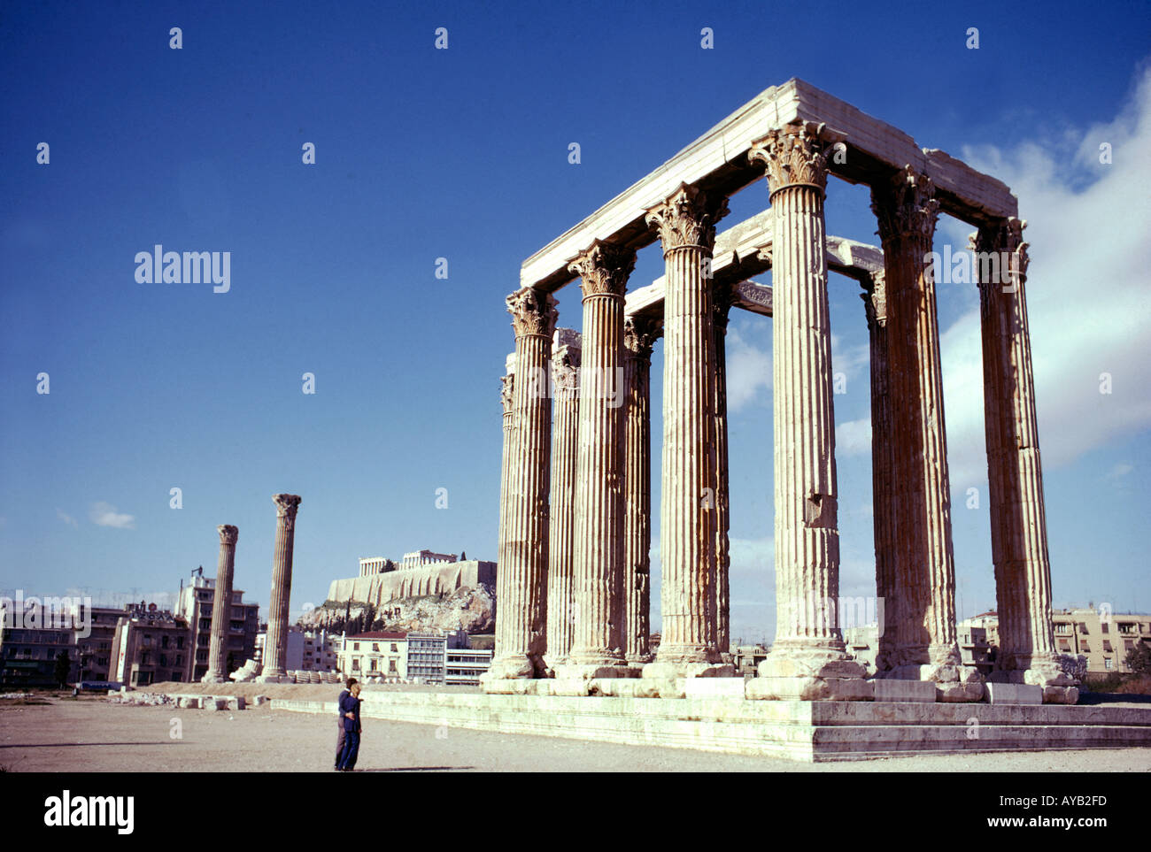 Tempio di Zeus costruito da Antioco IV in Atene con l'Acropoli in background Foto Stock