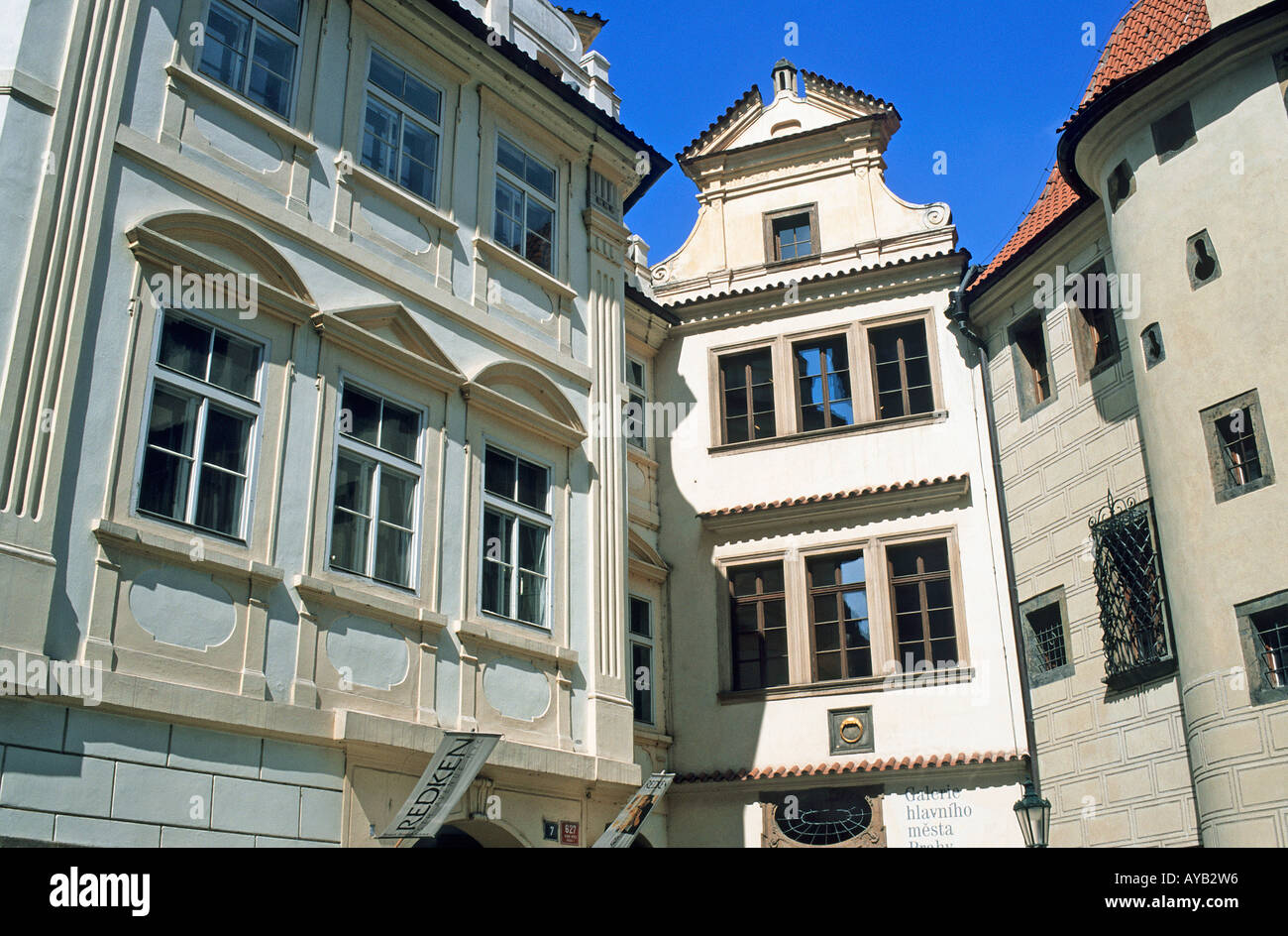 Esterno del Dum U Zlateho Prstenu o Casa al Golden Ring Tynska 6 Città Vecchia o Staré Mesto un edificio medievale in corrispondenza della giunzione di più corsie a est di Piazza della Città Vecchia che ospita la raccolta Pragues della moderna arte ceca Foto Stock