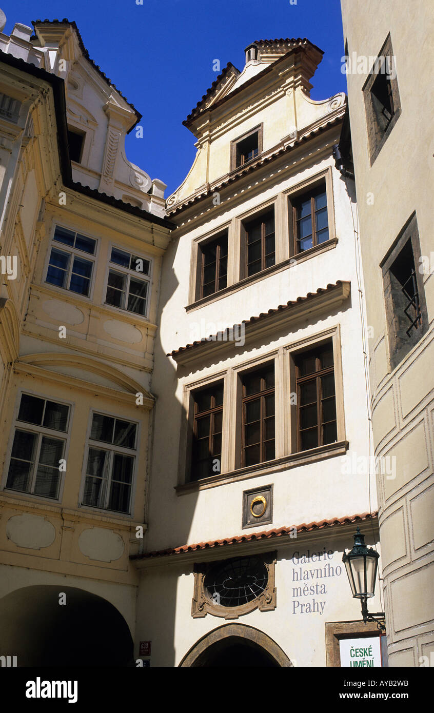 Esterno del Dum U Zlateho Prstenu o Casa al Golden Ring Tynska 6 Città Vecchia o Staré Mesto un edificio medievale in corrispondenza della giunzione di più corsie a est di Piazza della Città Vecchia che ospita la raccolta Pragues della moderna arte ceca Foto Stock