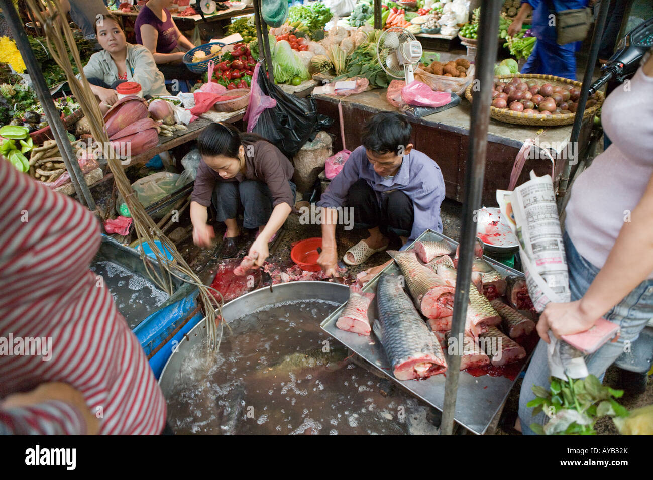 Venditori di pesce nei mercati di Hanoi Foto Stock