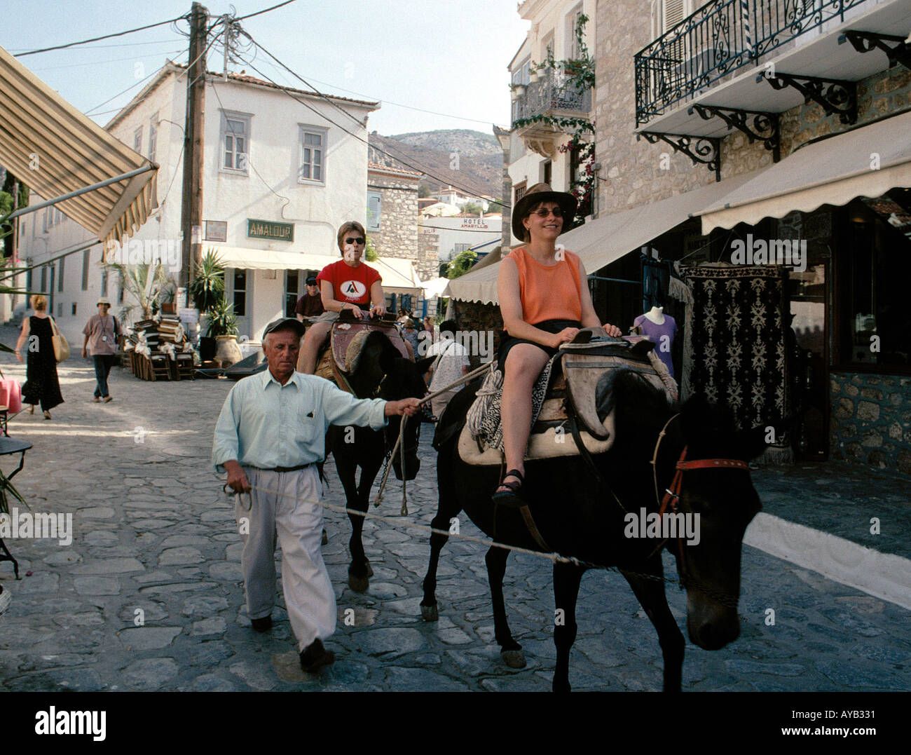 Street presso la cittadina di Idra Grecia con Donkey non trasporto automobili su Hydra Foto Stock