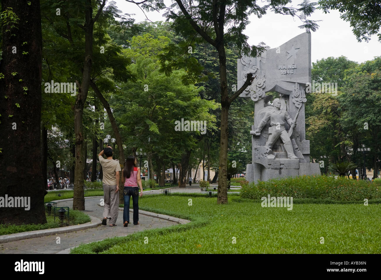 Coppia giovane passeggiate attraverso un parco in Hanoi Vietnam Foto Stock