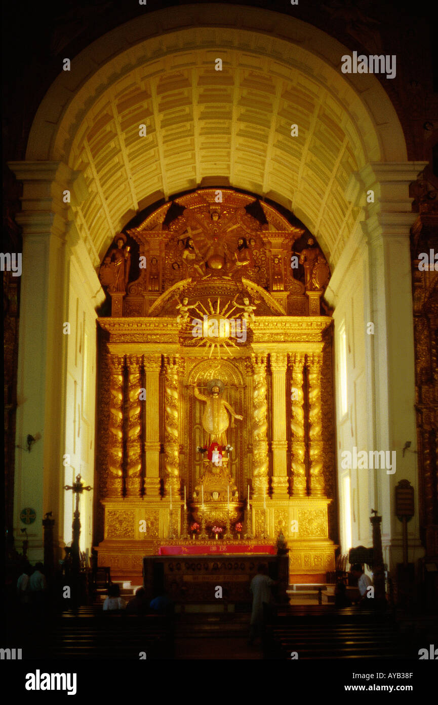 Interno altare maggiore decorato in oro raffigurante Gesù Bambino sotto la protezione di San Ignazio di Loyola Foto Stock