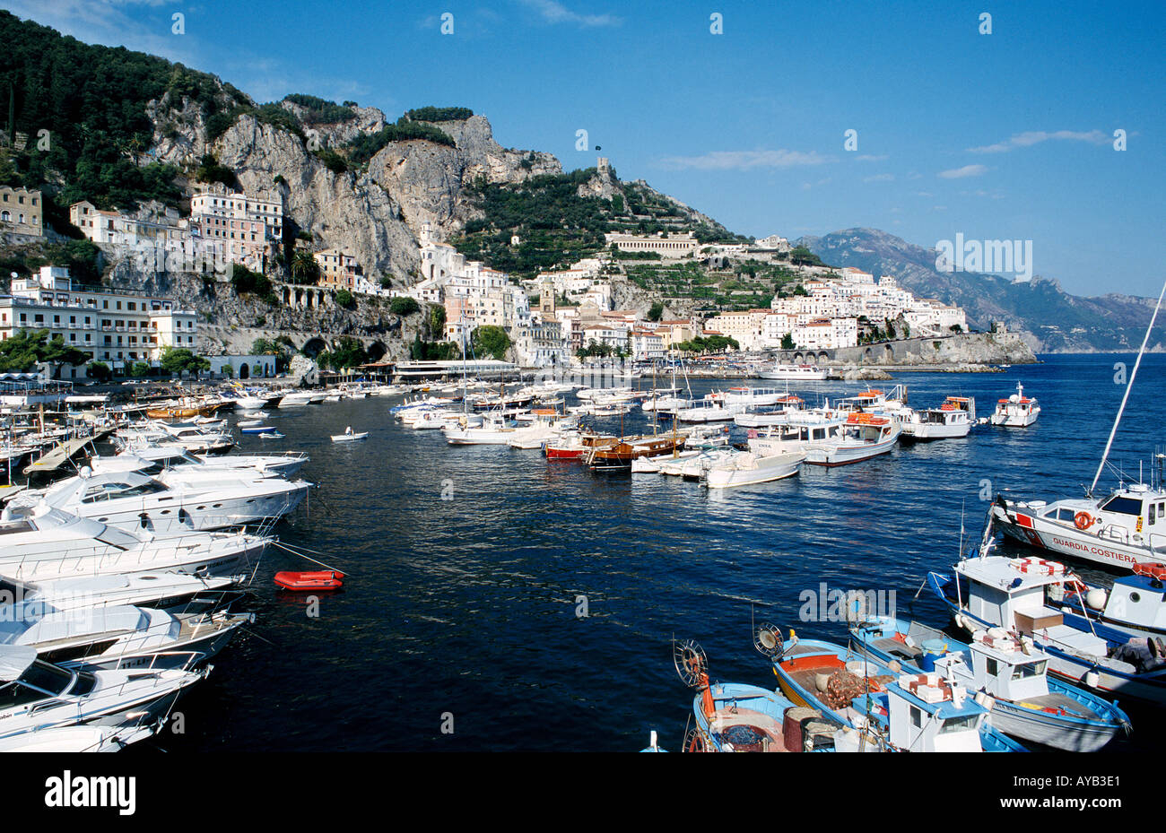 Il grazioso porto di Amalfi in costiera amalfitana , in Italia Foto Stock