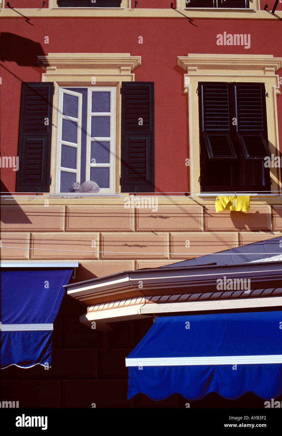 Trucco dell'occhio nota come il trompe-l'oeil dove la finestra è effettivamente dipinto da un artista su questo edificio Foto Stock