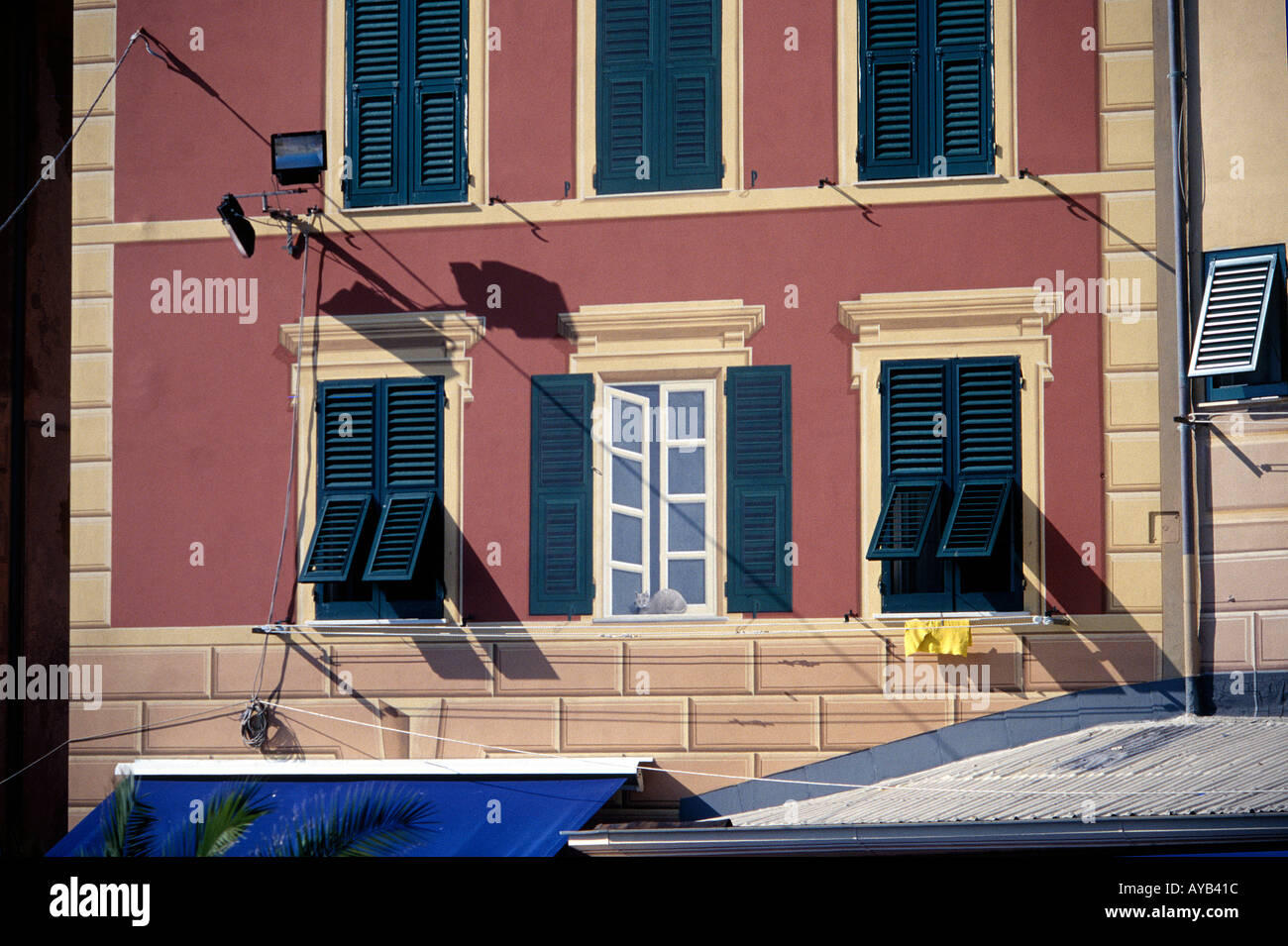 Trucco dell'occhio nota come il trompe-l'oeil dove la finestra è effettivamente dipinto da un artista su questo edificio Foto Stock