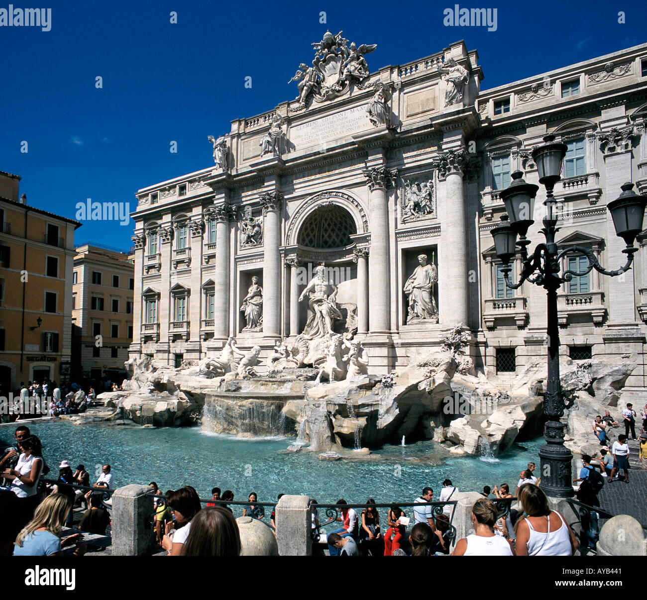 La celebre Fontana di Trevi a Roma Italia, se si gettano in una moneta il vostro desiderio si avveri! Foto Stock