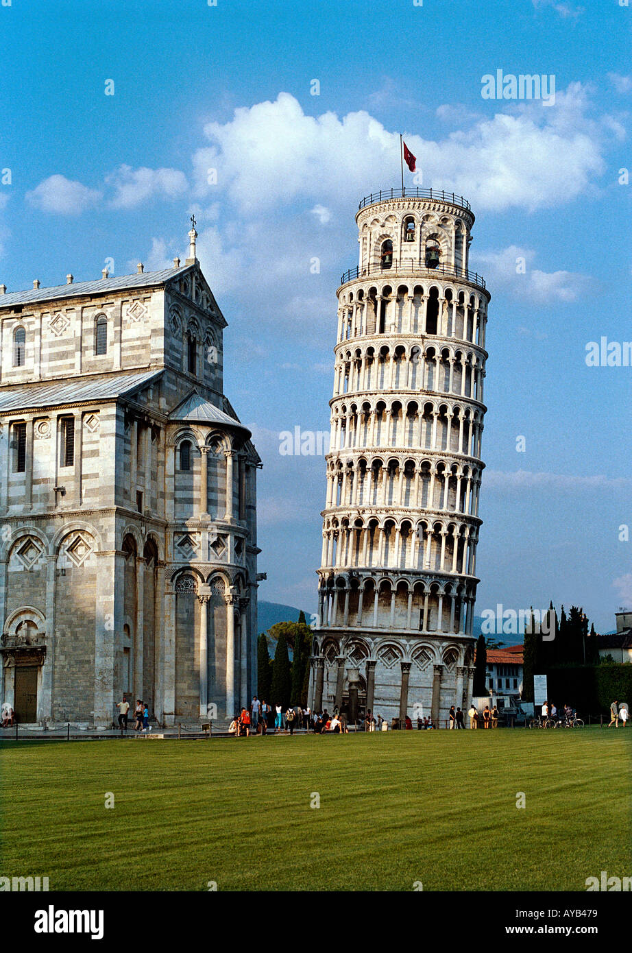 La famosa Torre Pendente di Pisa costruita 1173 in Piazza dei Miracoli a Pisa Italia Foto Stock