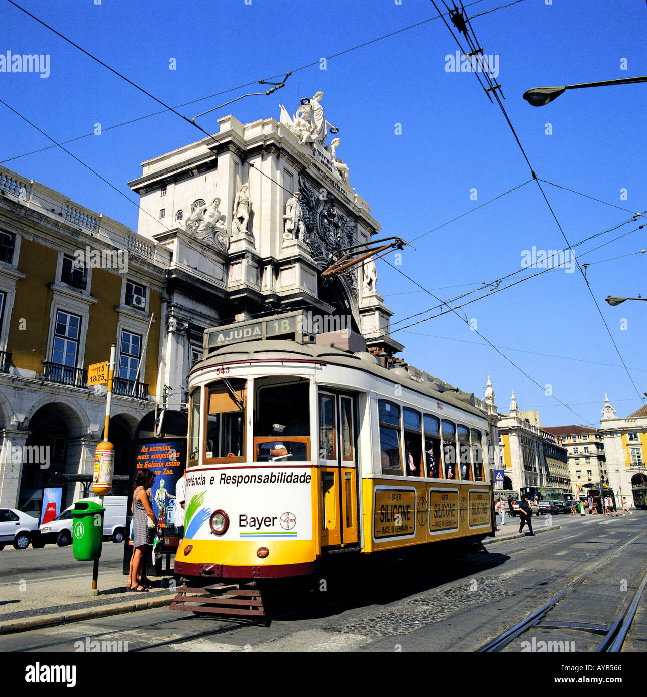 Il tram nel centro di Lisbona Portogallo Foto Stock