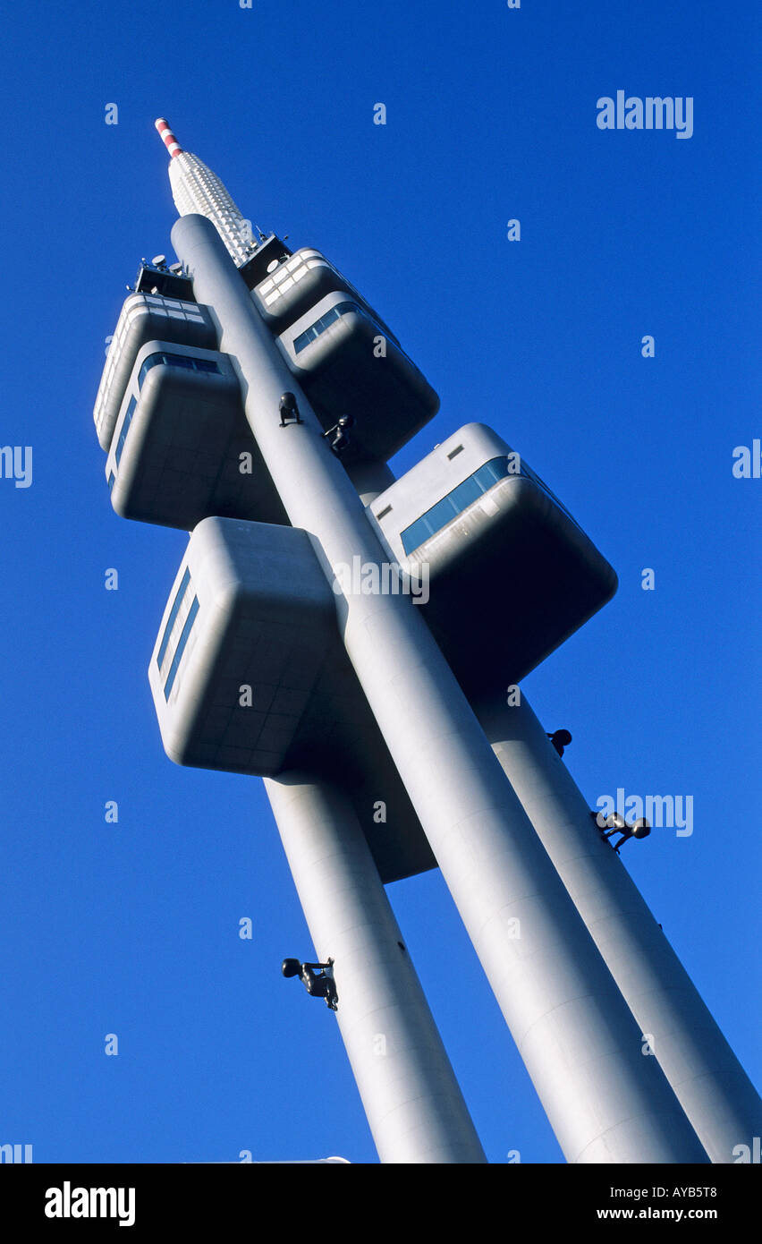 Il Televizni vysilac o la torre della TV tra i sobborghi di Vinohrady Zizkov e sculture di bronzo gigante neonati sul l edificio sono da David Cerny La torre fu iniziata dai comunisti nel 1985 ma solo dopo aver finito il regime s rientrano Praga Foto Stock