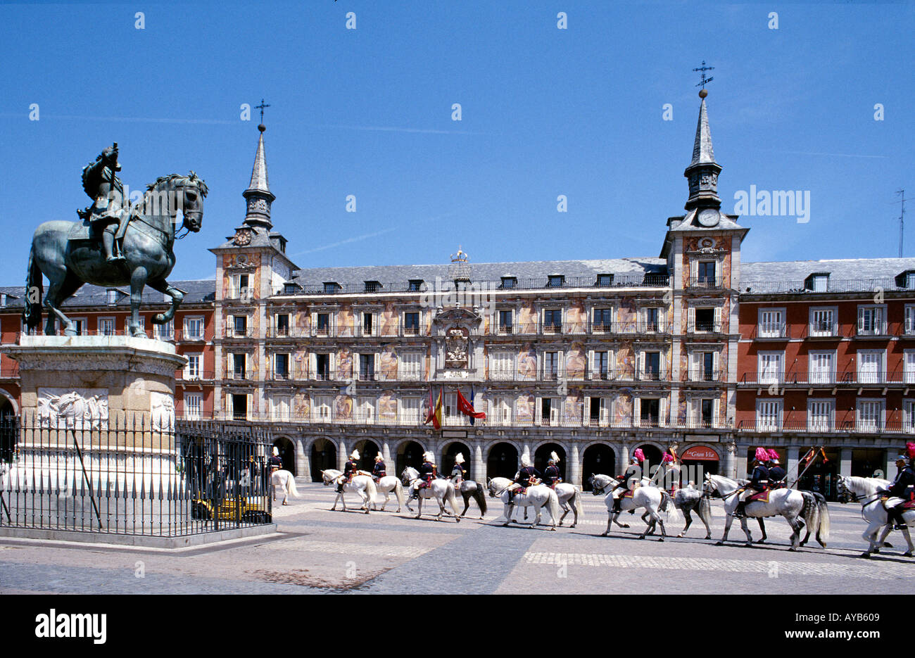 Plaza Mayor 1617 Casa de la Panaderia con statua equestre di Foto Stock