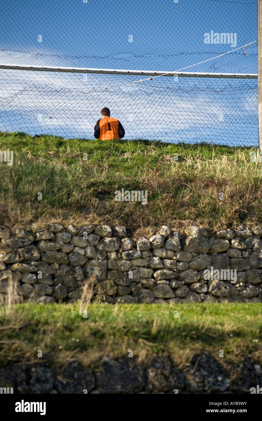 Una inquadratura dal basso su un portiere visto da dietro. Gardien de ma de football vu de derrière, en contre-plongée. Foto Stock