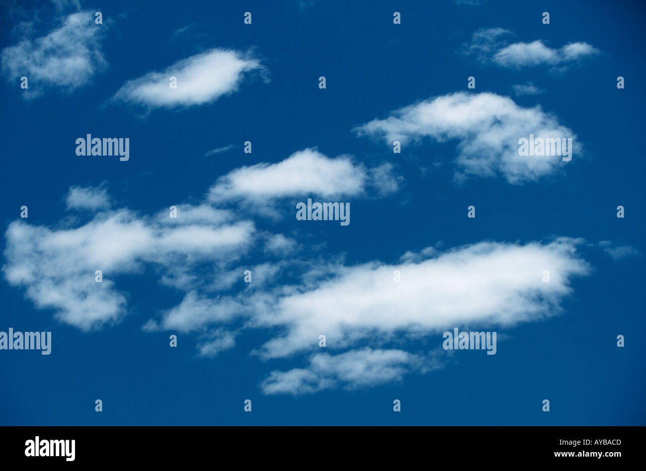 Nuvole Wolken Himmel sky Querformat orizzontale blu blau weiss white Foto Stock