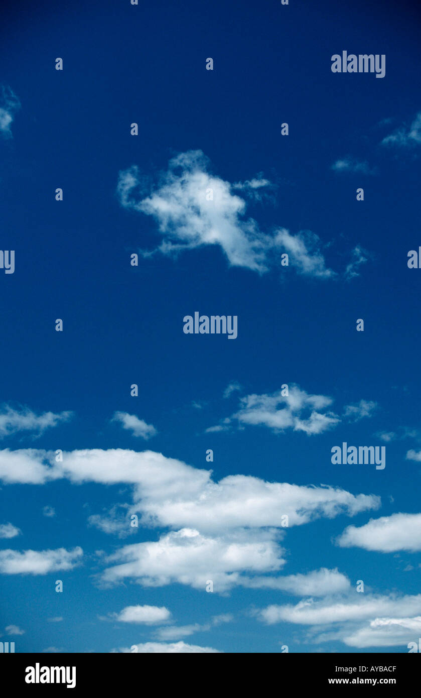 Nuvole Wolken Himmel cielo blu blau weiss bianco verticale Hochformat Foto Stock