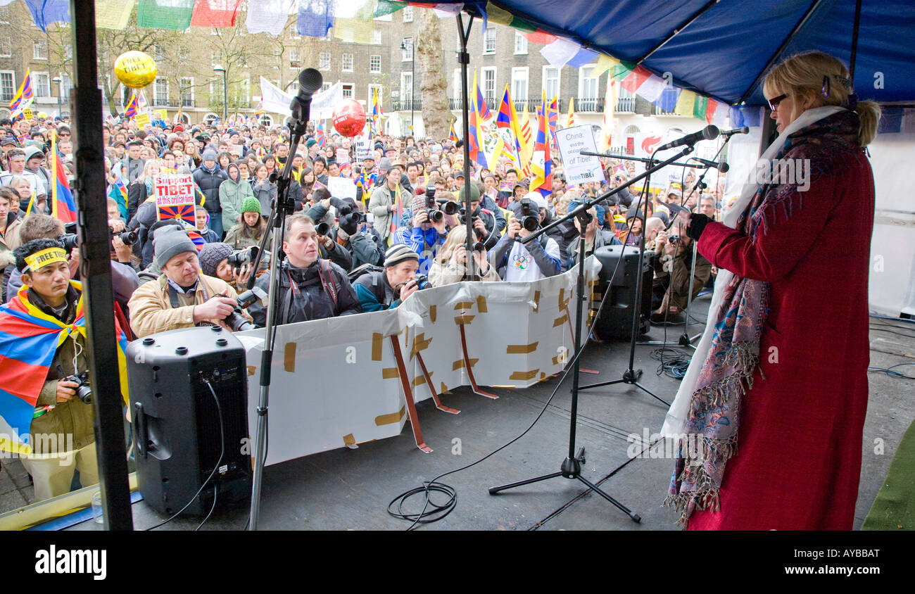 Joanna Lumley parlando alla libertà del Tibet dimostrazione contro le Olimpiadi di Londra REGNO UNITO Europa Foto Stock