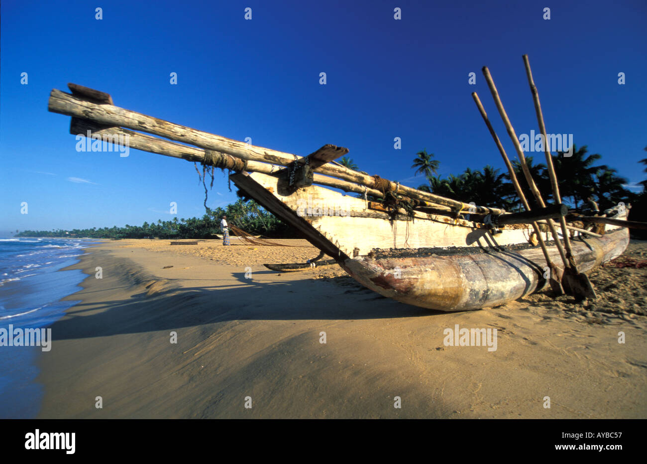 Fishingboat tradizionale sulla spiaggia Hikkaduwa Sri Lanka Foto Stock