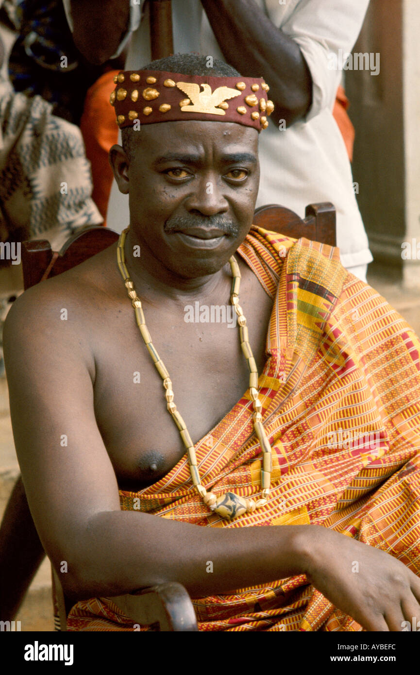 Capo villaggio drappeggiati in tessuto a mano il cerimoniale il tessuto Kente indumento in Ghana Africa Foto Stock