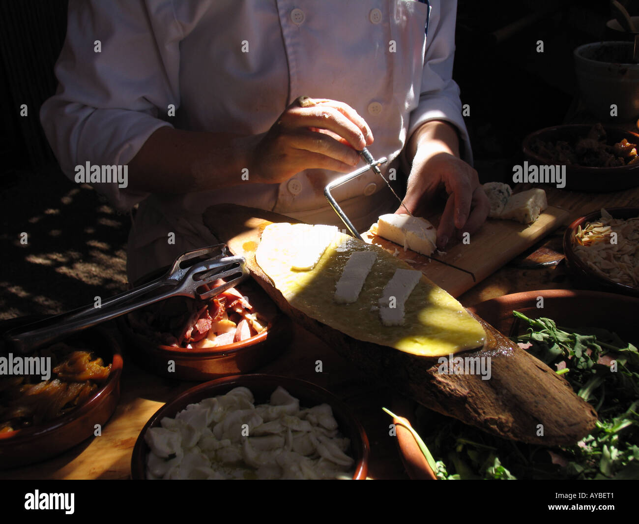 Outdoor israeliano a Buffet di cucina dello chef, close up Foto Stock