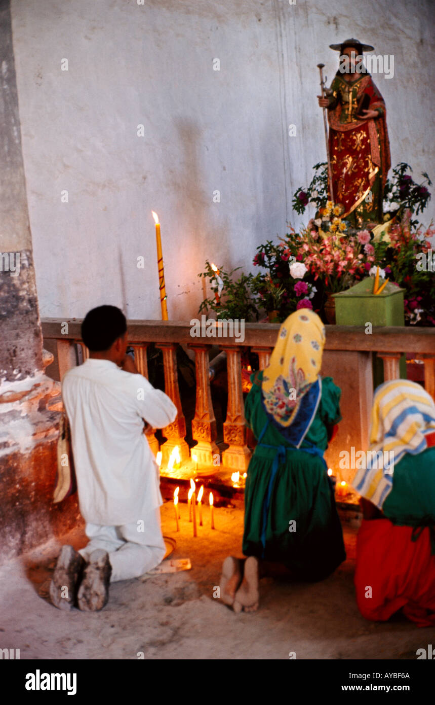 Gli indiani in preghiera nella chiesa di Jocotan Guatemala Foto Stock