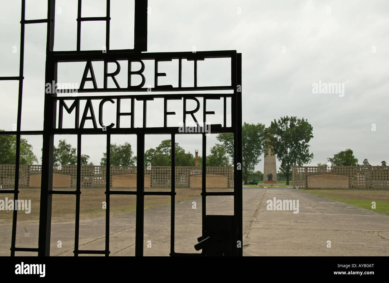 "Arbeit macht frei" ("lavoro porta la libertà ") del cancello di ingresso all'ex campo di concentramento nazista a Sachsenhausen. Foto Stock