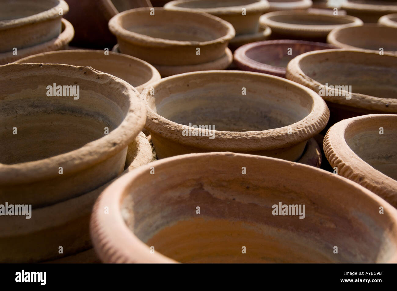 Pile di mano gettato terracotta vasi per piante impilati sul ciglio della strada vicino a Delhi, India. Foto Stock