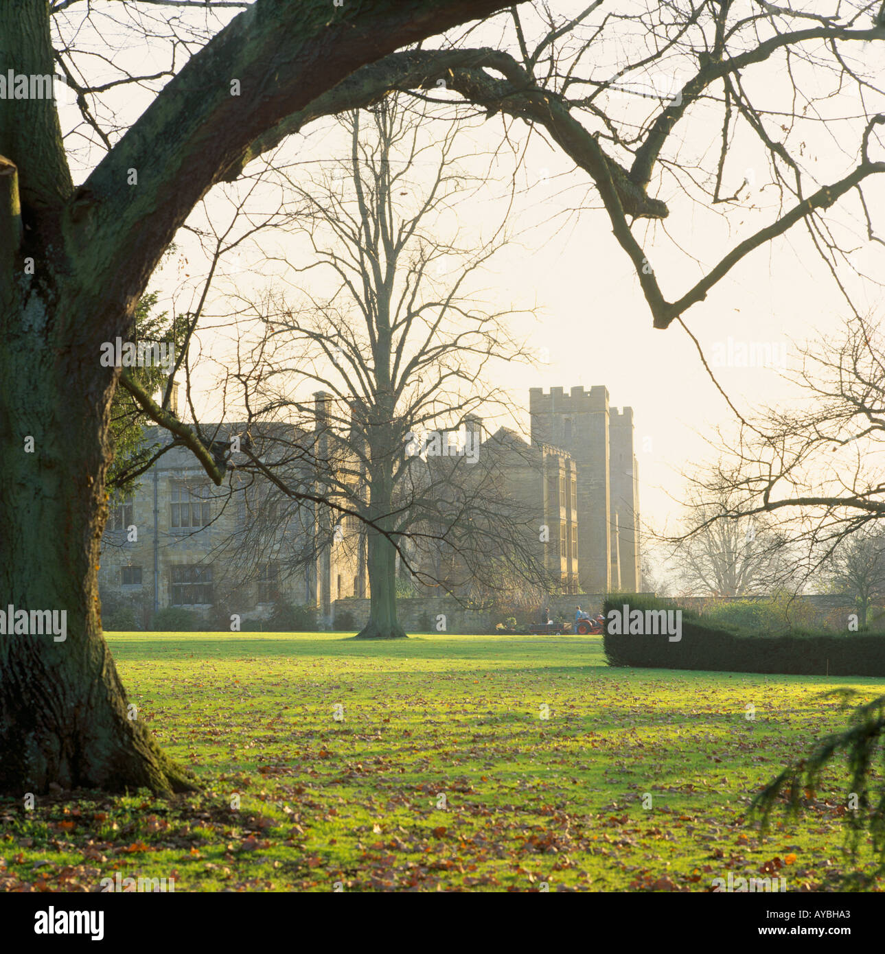 Un pomeriggio di inverni un pallido sole riscalda le pietre del pittoresco Castello di Sudeley nel Cotswolds. Foto Stock