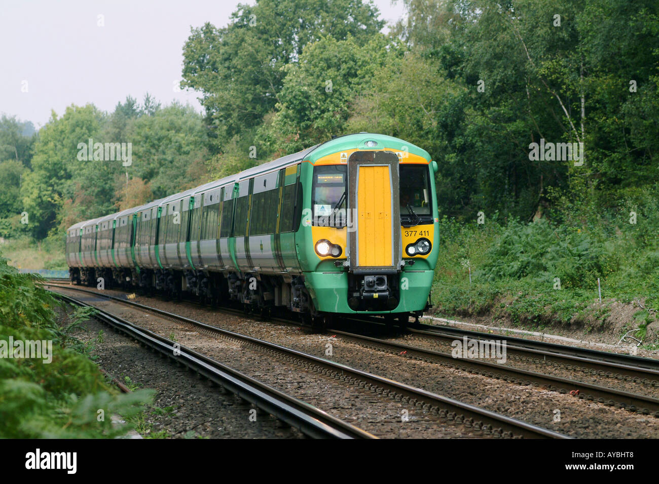 South Central Classe 377 treno in viaggio attraverso la campagna inglese Foto Stock