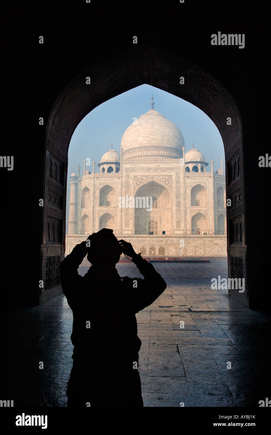 Turistica prendendo foto del Taj Mahal Foto Stock