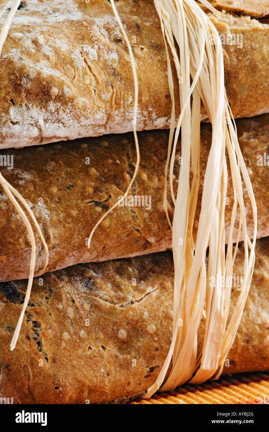 Italiano croccante pane con olive sovrapposti e legati insieme con rafia Foto Stock