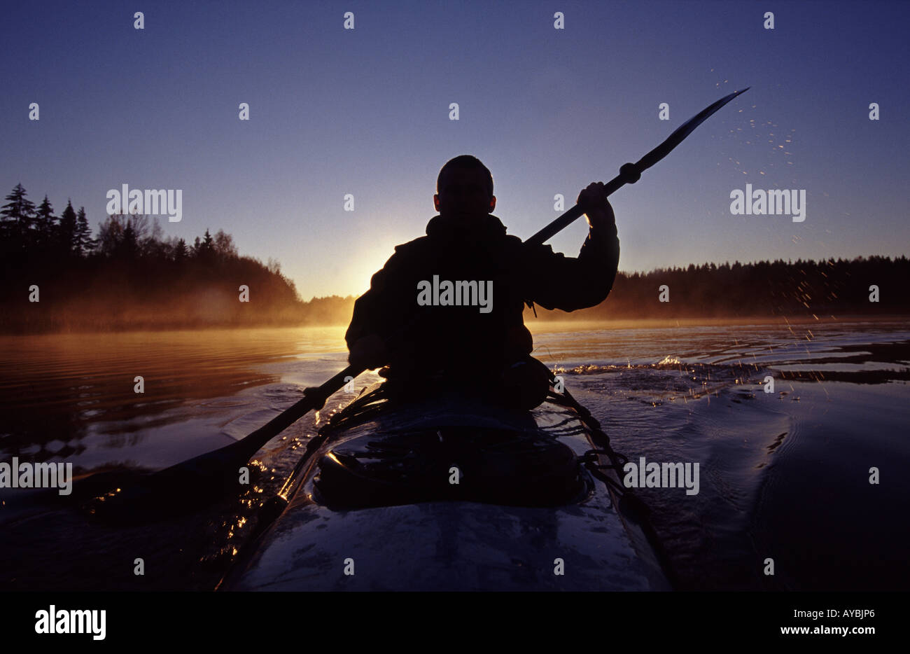 Kayaker kayak sul lago Vansjø, Rygge kommune, Østfold fylke, Norvegia. Vansjø è una parte dell'acqua sistema chiamato Morsavassdraget. Foto Stock
