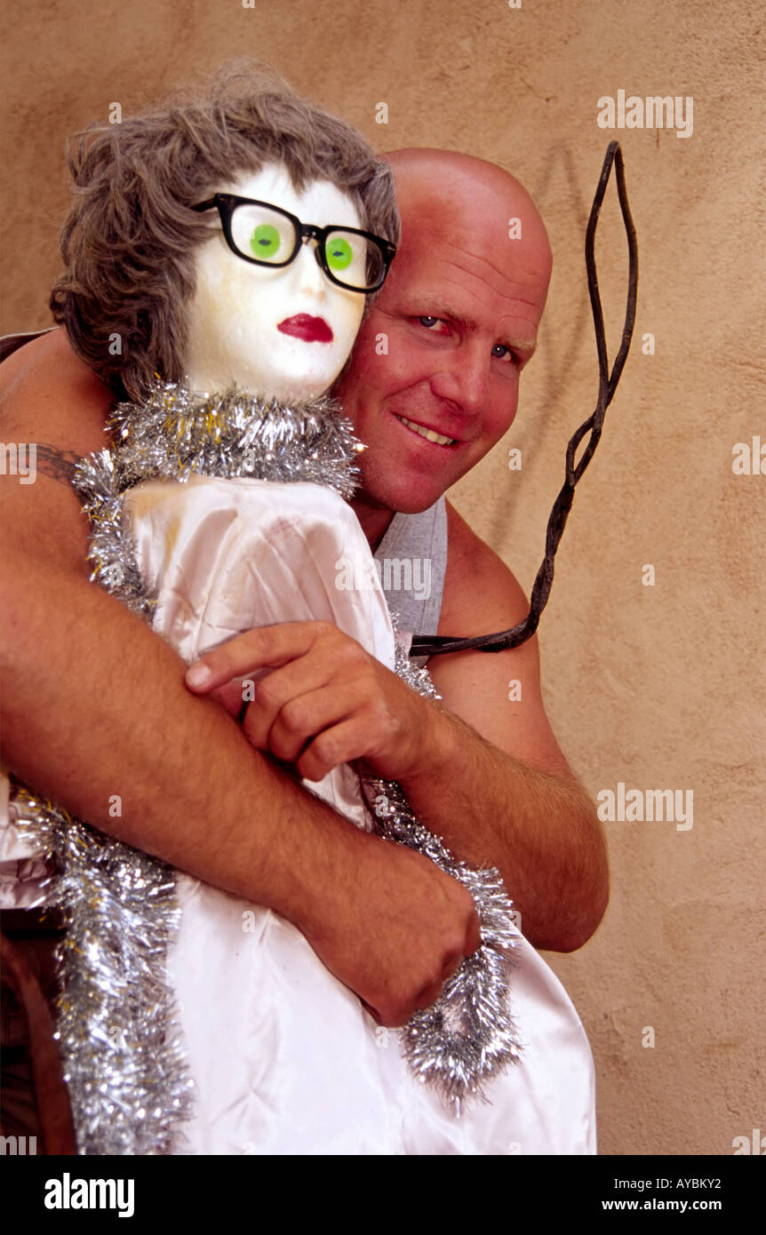 Signor 680 un artista Gary Geuss abbracci la sua creazione whimsical in occasione dell'annuale Festival di Apple a Hillsboro, Nuovo Messico. Foto Stock