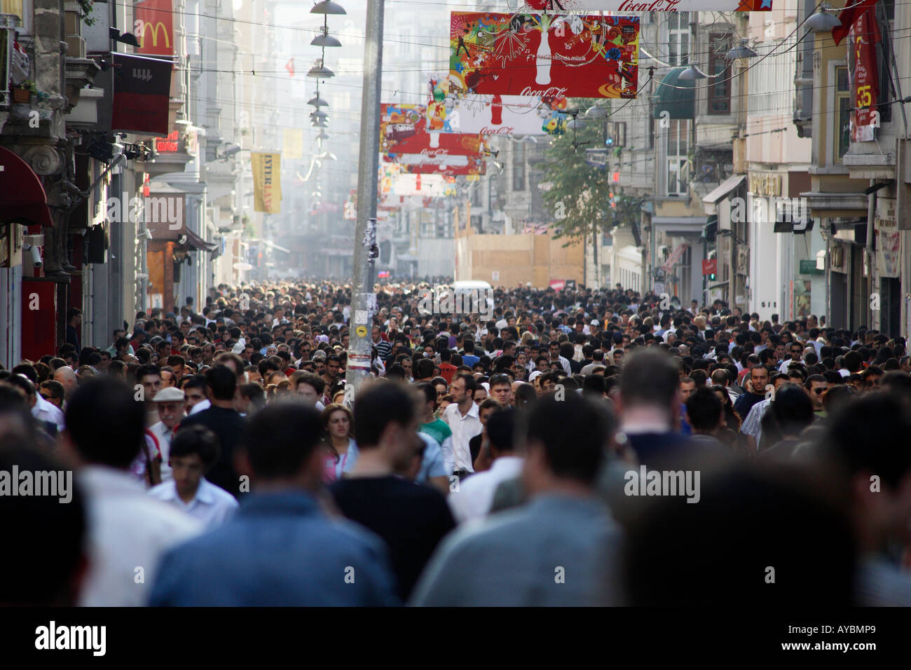 La folla di gente. Istiklal Caddesi, Beyoglu, Istanbul, Turchia Foto Stock