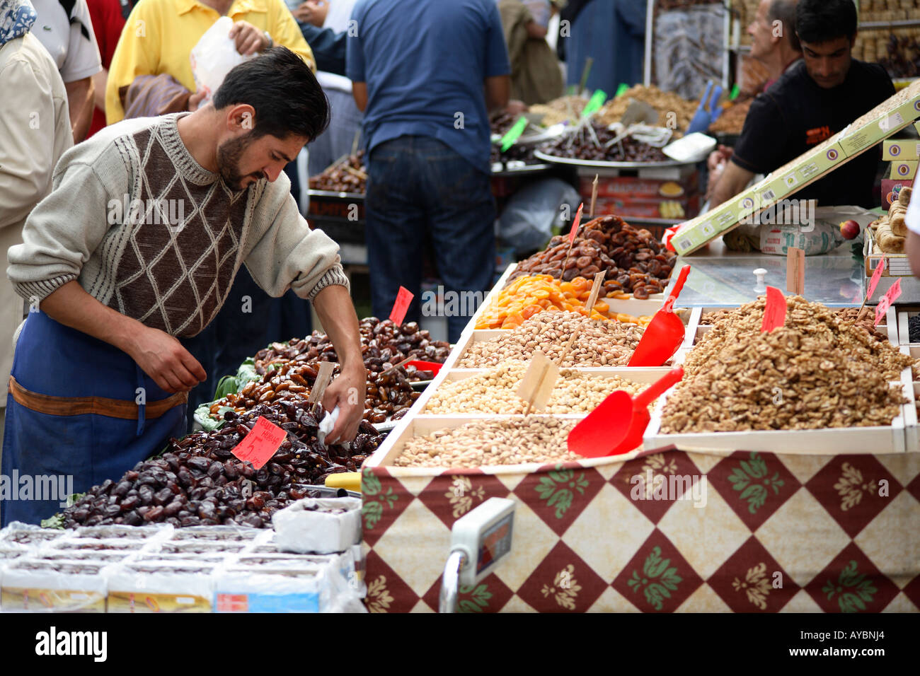 Stallholder nel Bazar delle Spezie. Eminonu, Istanbul, Turchia Foto Stock